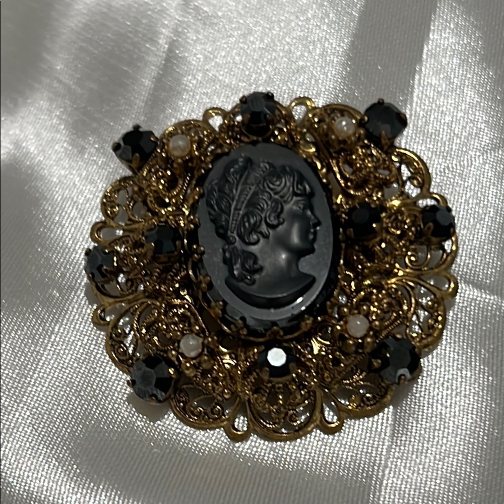 Elegant Vintage Western Germany Black and Gold Cameo Brooch